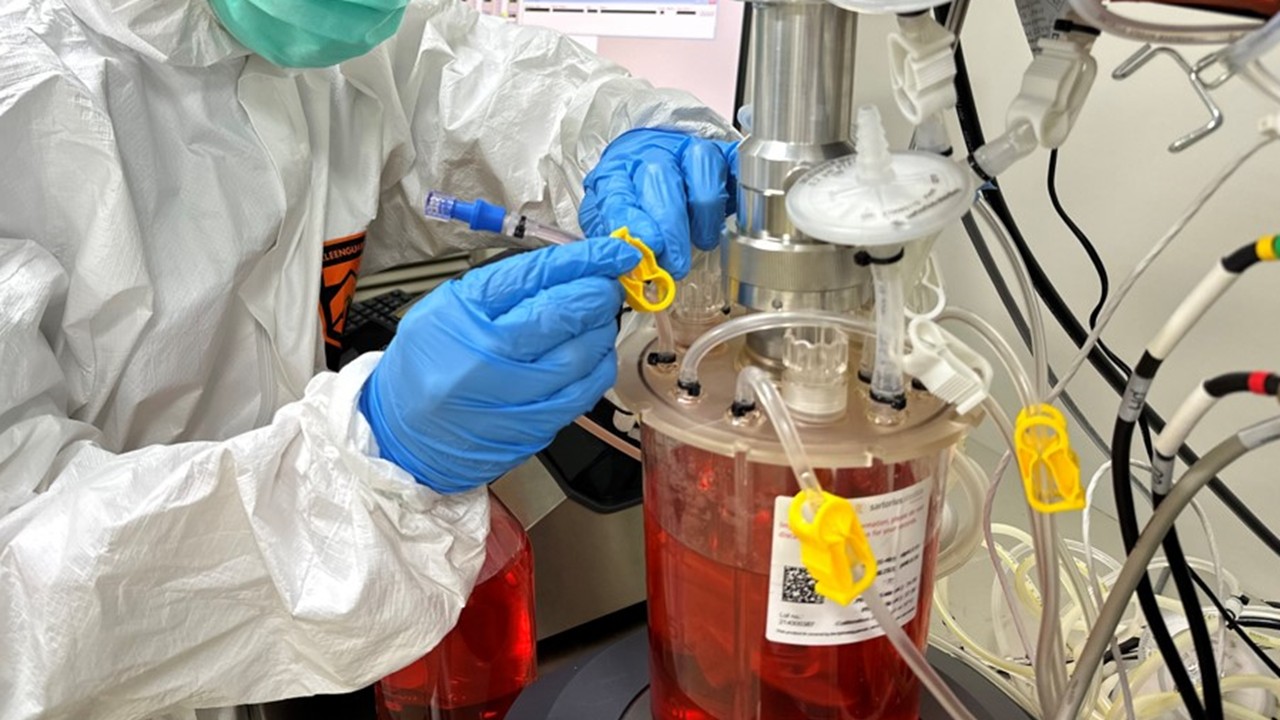 國璽 PIC/ S GMP細胞製劑藥廠除了生產自行開發之細胞治療產品外，共有 18 條生產線 (CPU) 提供全方位的 CDMO 服務。