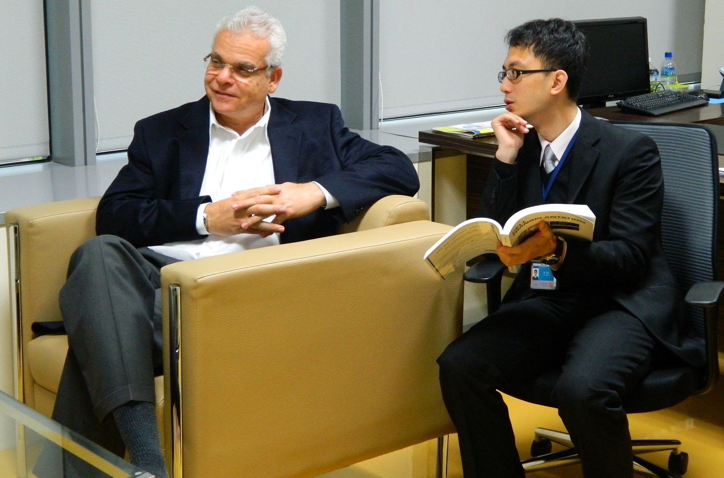 左：美國發明家協會總會長Paul Sanberg，右：國璽幹細胞公司研發副總林珀丞博士