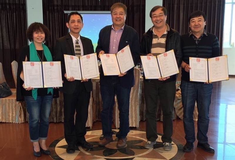 <圖片說明>左至右：國璽幹細胞公司邱淳芬副總經理、國璽幹細胞公司莊明熙總經理、昆明亞龍冶金有限責任公司朱寶平董事長、昆明得一科技有限責任公司林駿閩總經理、澄江縣莊園農民專業合作社劉志總經理簽署共同合作備忘錄。